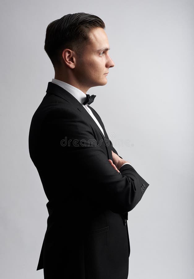 Profilporträt eines sexy Mannes im schwarzen Anzug Getrennt lizenzfreie stockfotografie Profilporträt eines sexy Mannes im schwarzen Anzug Getrennt lizenzfreie stockfotografie