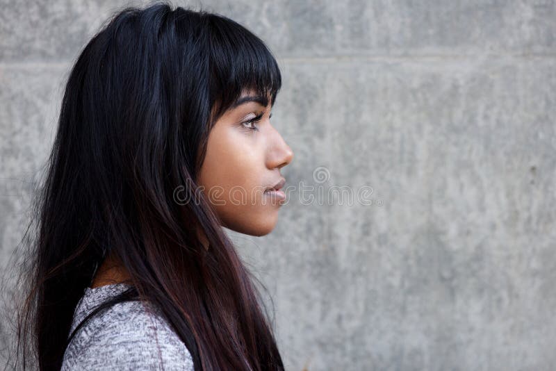 Profilstående av den härliga unga indiska kvinnan