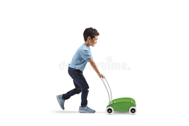 Profilul de lungime completă împușcat de un băiat împingând un coș de jucărie din lemn stock images
