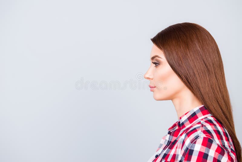 Profilul secundar al studentei cu părul brun tânăr în cămașă cazată, în picioare, cu o sugruie gravă pe fond pur royalty free stock images