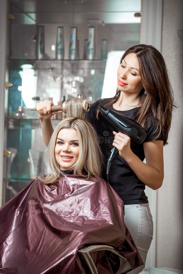 Profissional à Moda, Cabeleireiro Que Faz Hairdoing Ao Cliente Com