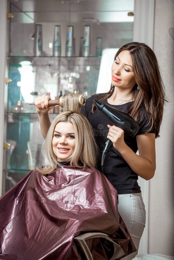 Profissional à Moda, Cabeleireiro Que Faz Hairdoing Ao Cliente Com