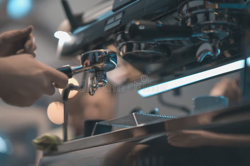 Profissional do close-up que mói o café recentemente roasted na máquina de café Barista que prepara o café na barra Conceito de foto de stock Profissional do close-up que mói o café recentemente roasted na máquina de café Barista que prepara o café na barra Conceito de foto de stock