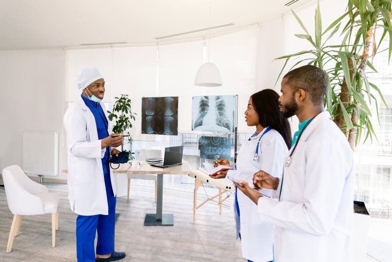Profissão, pessoas, cirurgia, radiologia e medicina - grupo de médicos discutindo raios X de pacientes reunidos em fotos de stock Profissão, pessoas, cirurgia, radiologia e medicina - grupo de médicos discutindo raios X de pacientes reunidos em fotos de stock