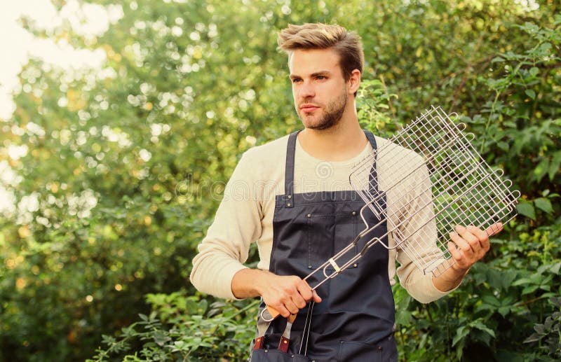 Barbecue Ext?rieur Cuisson Du Barbecue Hippie Dans Le Tablier Avec