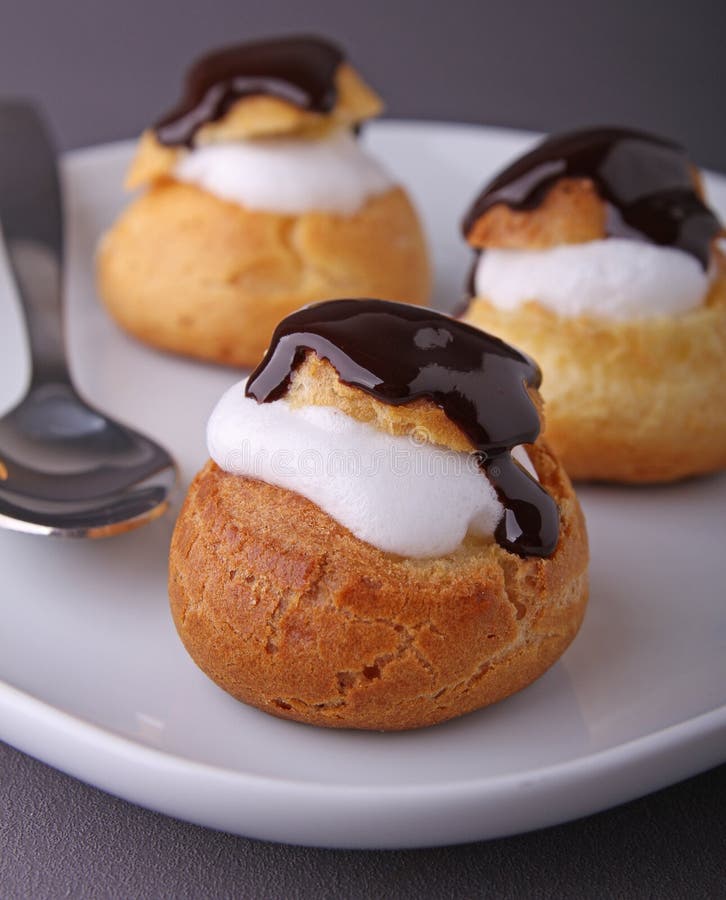 Schokolade profiteroles stockfoto. Bild von gastronomie - 20214242