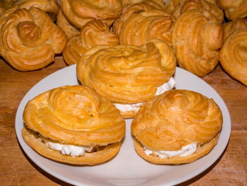 Profiterole Oder Windbeutel Gefüllt Mit Gepeitschtem Creamon Eine Weiße ...