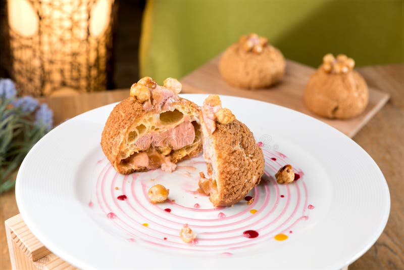 Profiterole violeta hecho en casa en una placa imágenes de archivo libres de regalías Profiterole violeta hecho en casa en una placa imágenes de archivo libres de regalías