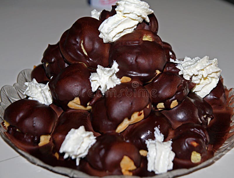 Profiterolecake royalty-vrije stock afbeelding Profiterolecake royalty-vrije stock afbeelding