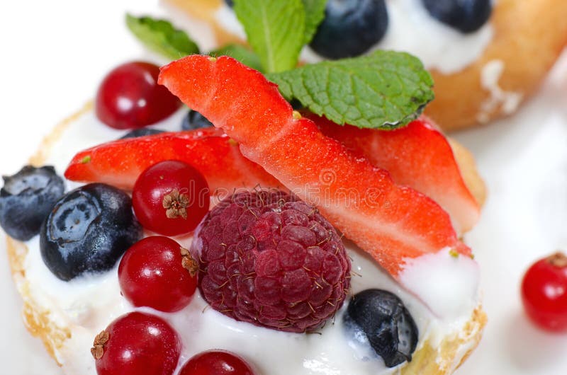 Windbeutel Mit Beeren Johannisbeeren Stockbild - Bild von vereisung ...