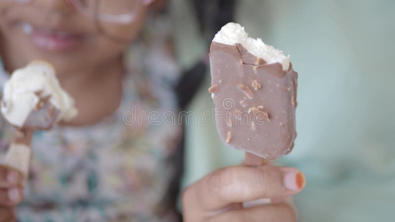 Profitez d'un chocolat couvert glaces à la maison avec des amis banque de vidéos