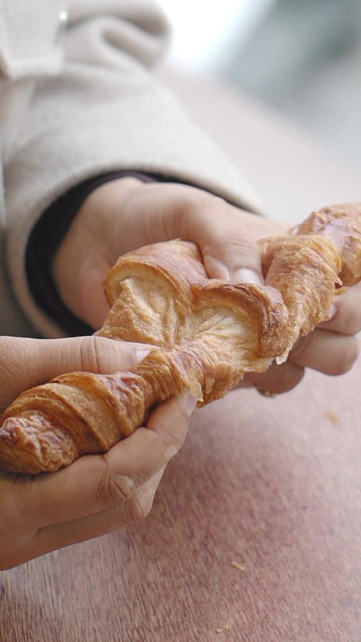 Profitez d'un croissant fraîchement cuit dans un café confortable banque de vidéos
