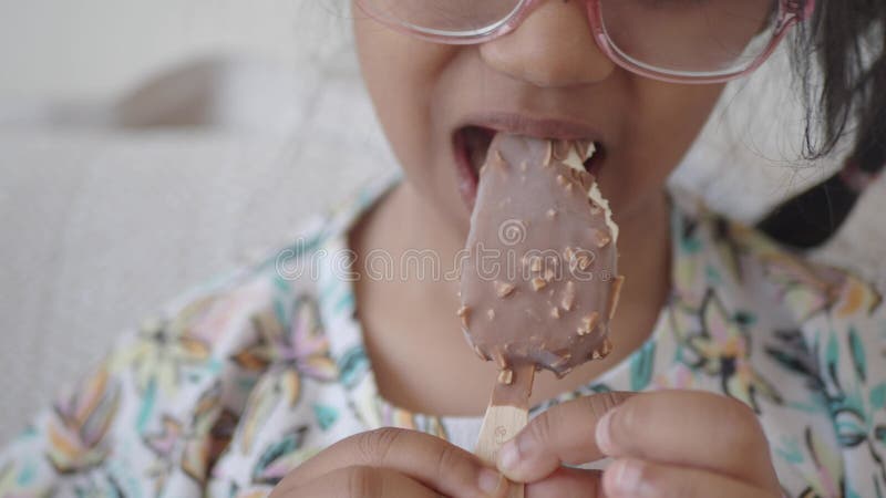 Profitez d'un délicieux bar à crème glacée au chocolat à la maison par beau temps banque de vidéos