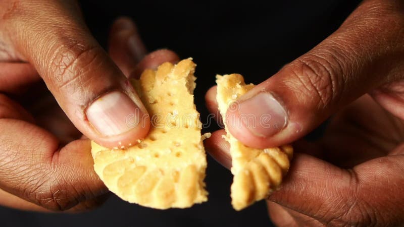 Profitez d'un délicieux biscuit à la main dans un après-midi décontracté banque de vidéos
