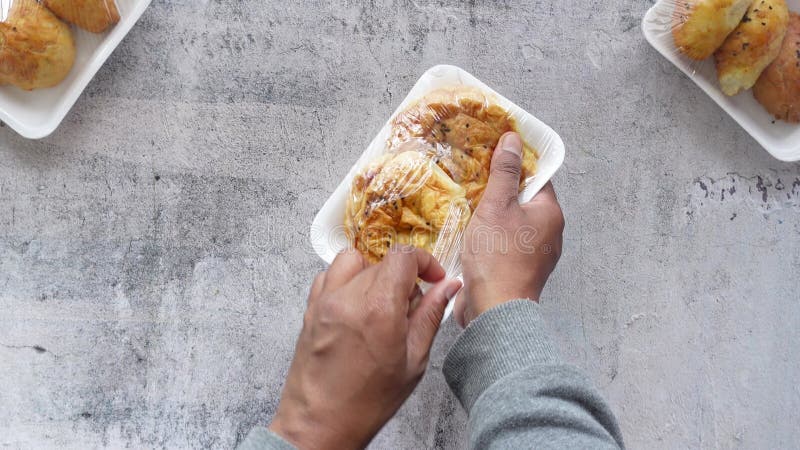 Profitez de pâtisseries fraîchement préparées dans un cadre agréable l'après-midi banque de vidéos