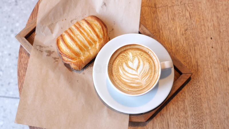 Profitez du café et de la pâtisserie dans un café confortable banque de vidéos