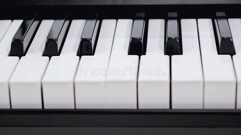 Profundidad baja del tiro cercano del resbalador del carro de la llave blanco y negro eléctrica del instrumento musical del tecla almacen de metraje de vídeo