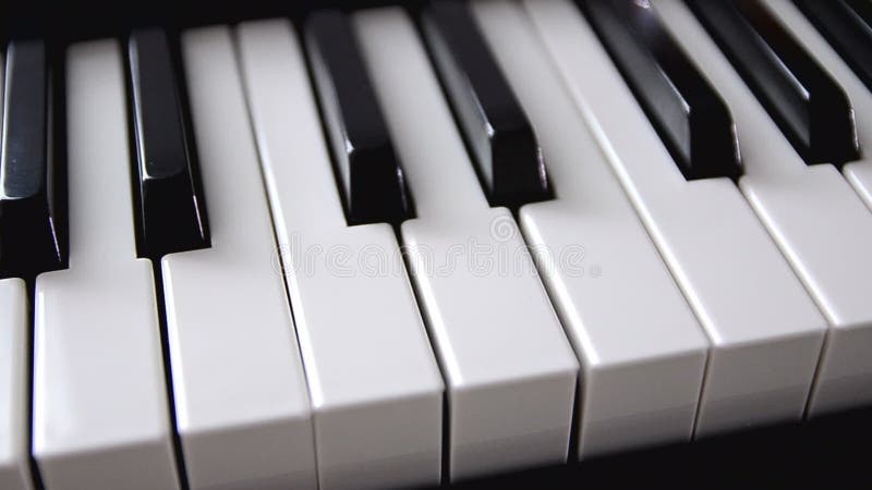 Profundidad baja del tiro cercano del resbalador del carro de la llave blanco y negro eléctrica del instrumento musical del tecla almacen de metraje de vídeo