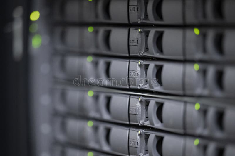 Profundidad de campo de las ranuras de disco grises de un dispositivo de almacenamiento conectado a red informática fotos de archivo
