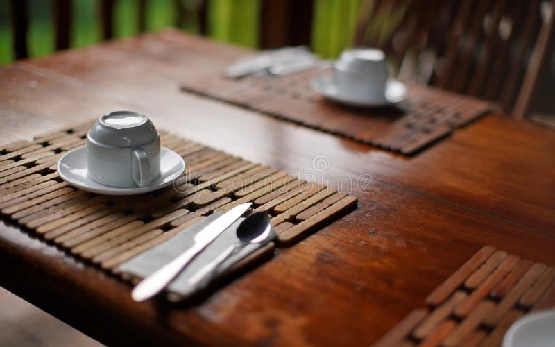 Profunzimea superficială a detaliilor câmpului, fotografia cafelei goale cu susul în jos, pe masa de masă din lemn, micul dejun în royalty free stock photography