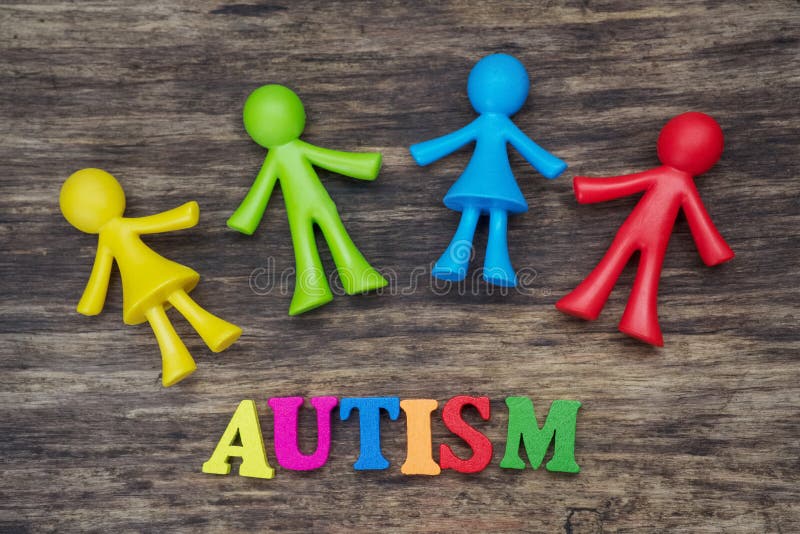 Progettazione del fondo dei bambini della bambola con la parola di autismo fotografia stock libera da diritti Progettazione del fondo dei bambini della bambola con la parola di autismo fotografia stock libera da diritti