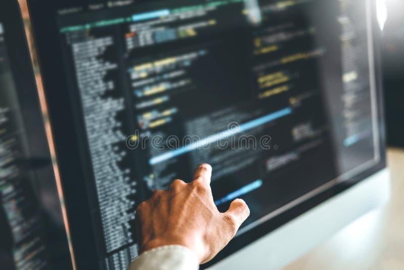 Progettazione e codifica di sviluppo di Development Website del programmatore delle tecnologie che lavorano nell'ufficio dell'azi immagini stock Progettazione e codifica di sviluppo di Development Website del programmatore delle tecnologie che lavorano nell'ufficio dell'azi immagini stock