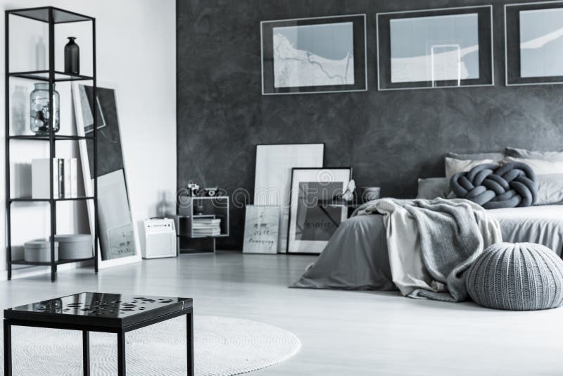 Progettazione grigia minima della camera da letto fotografie stock libere da diritti