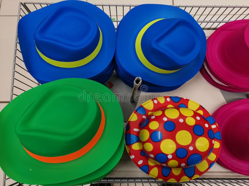 Progettazioni differenti dei cappelli variopinti in un canestro fotografie stock libere da diritti Progettazioni differenti dei cappelli variopinti in un canestro fotografie stock libere da diritti