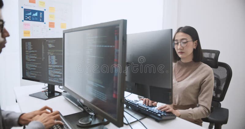 Programa de programación de programadores de software para adultos jóvenes asiáticos en computadoras de escritorio. mujer hombre t