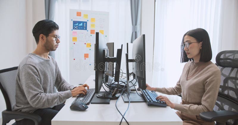 Programa de programación de programadores de software para adultos jóvenes asiáticos en computadoras de escritorio. mujer hombre t