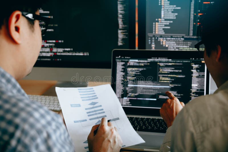 Programa??o tornando-se e codifica??o das tecnologias que trabalham nas Software Engineers que desenvolvem aplica??es junto no es imagem de stock royalty free Programa??o tornando-se e codifica??o das tecnologias que trabalham nas Software Engineers que desenvolvem aplica??es junto no es imagem de stock royalty free