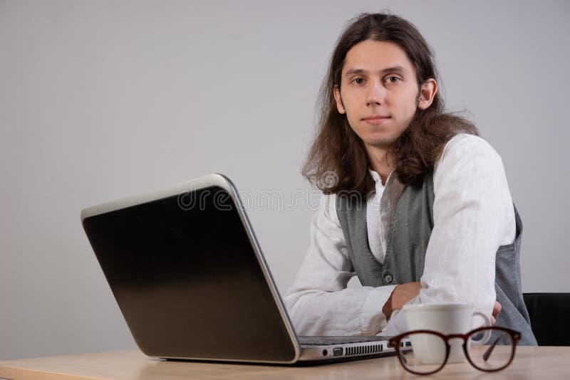 Programación y desarrollo de aplicaciones un joven escribe código sentado en un portátil. fotografía de archivo