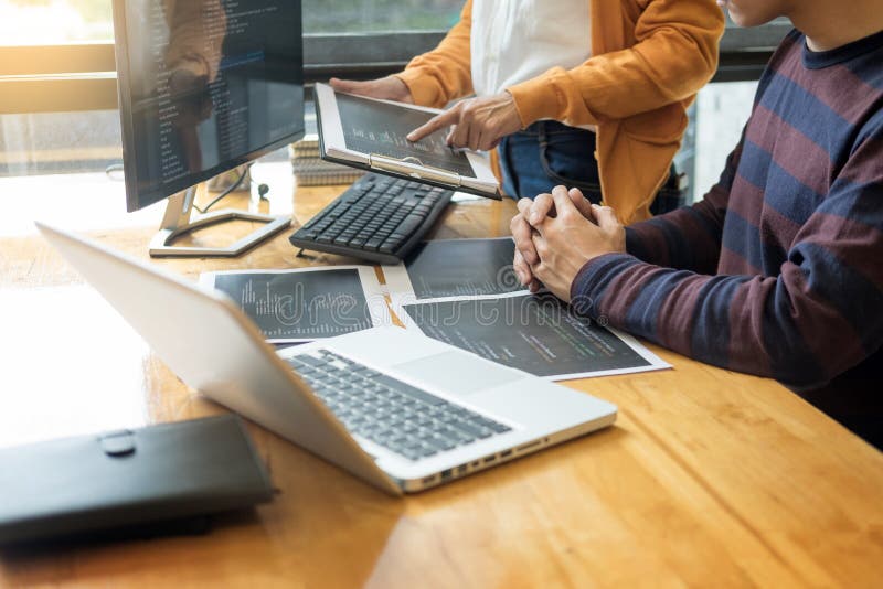 Programador que programa e que codifica o desenhista do software que trabalha sobre fotografia de stock royalty free Programador que programa e que codifica o desenhista do software que trabalha sobre fotografia de stock royalty free