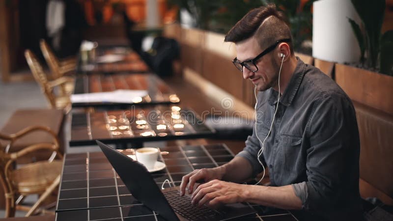 Programador Typing en el ordenador portátil