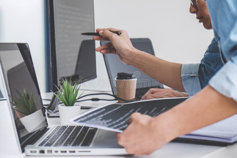Programadores que cooperan en la programación y el sitio web que se convierten wo fotos de archivo Programadores que cooperan en la programación y el sitio web que se convierten wo fotos de archivo