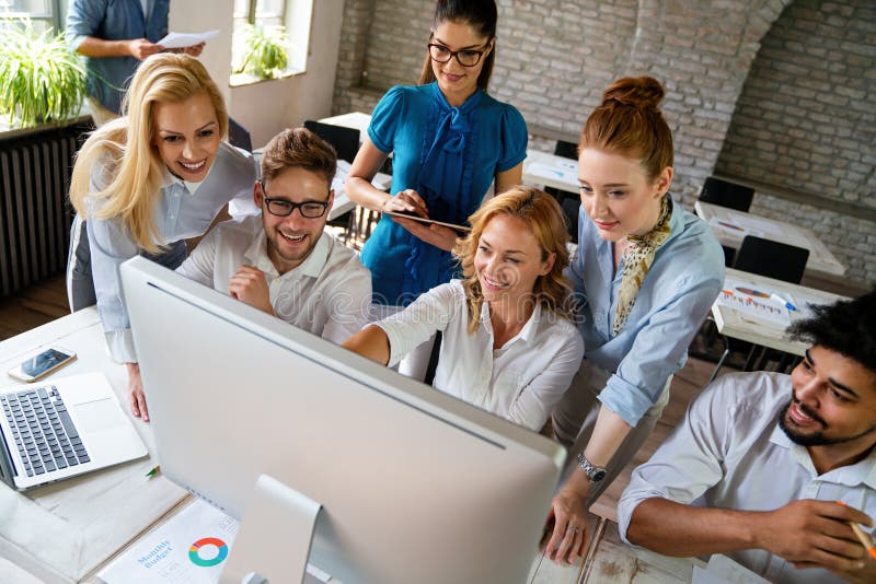 Programadores a trabalhar num escritório de uma empresa de desenvolvimento de software. Empresários como equipa fotos de stock royalty free