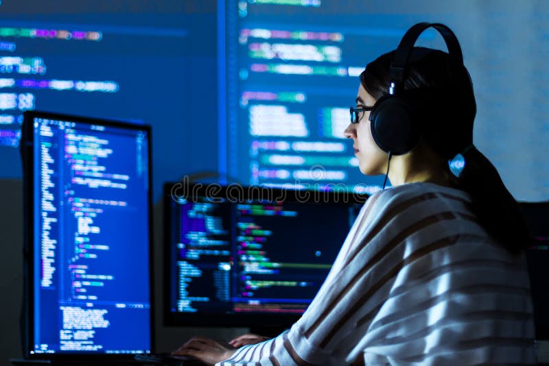 Programista, niezależny podmiot współpracujący z kodem programu zdjęcia royalty free Programista, niezależny podmiot współpracujący z kodem programu zdjęcia royalty free