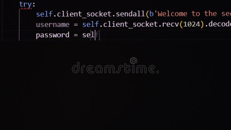 Softwarebroncode van ontwikkelaar op een monitor. Python-code voor socketprogrammering met gemarkeerde syntaxis op een donkere achtergrond.