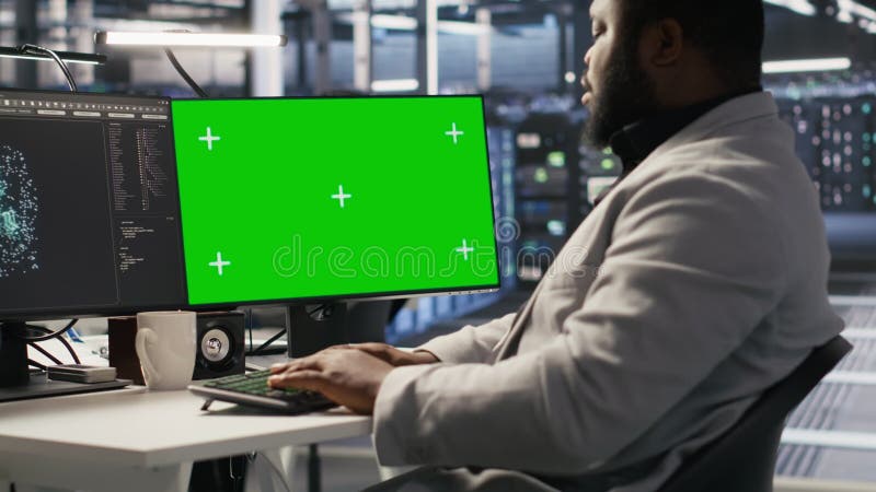Programmateur de centre de données codage sur écran vert PC surveillance systèmes AI clips vidéos