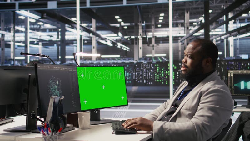 Programmateur de centre de données codage sur écran vert PC surveillance systèmes AI clips vidéos