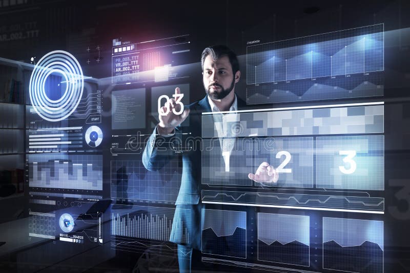 Programmatore attento che controlla i numeri sullo schermo mentre lavorando immagini stock libere da diritti Programmatore attento che controlla i numeri sullo schermo mentre lavorando immagini stock libere da diritti