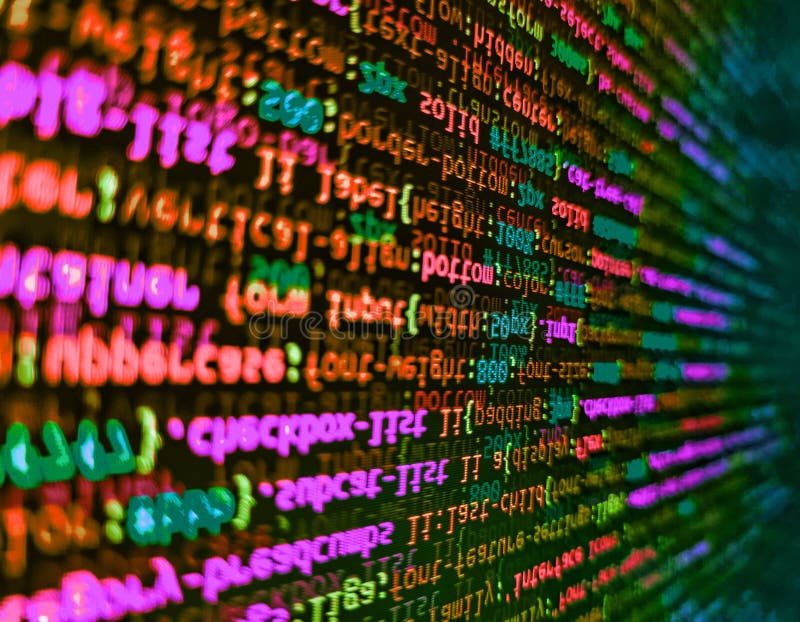 Programmatore che lavora sullo schermo del computer. schermo del web per lo sviluppo del codice su sfondo scuro. righe di codice h immagine stock