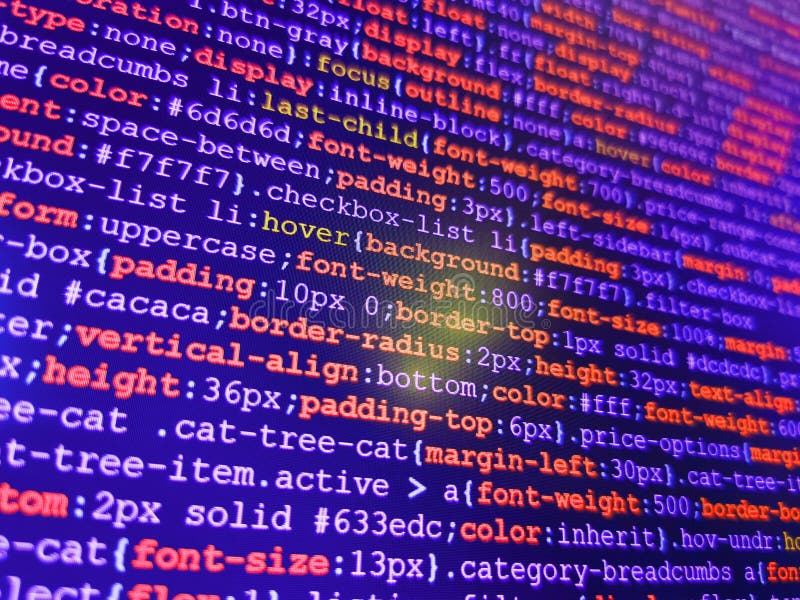Programmatore digita nuove righe di codice html. codifica su schermo monitor. ottimizzazione del motore di ricerca per una classif immagini stock