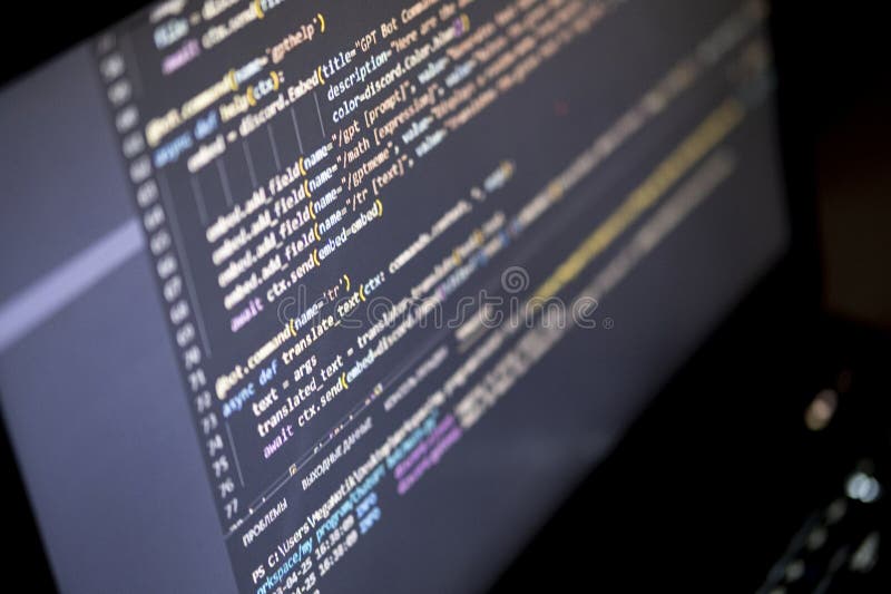 Programmazione dell'orario di lavoro. il programmatore stampa nuove linee di html fotografia stock