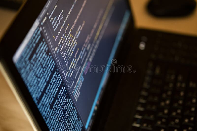 Programmazione dell'orario di lavoro. il programmatore stampa nuove linee di html immagine stock libera da diritti