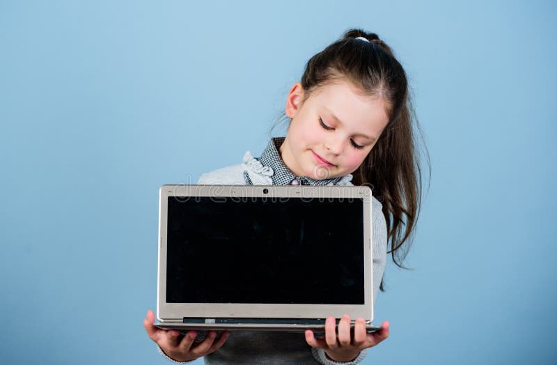 Programmazione di studio Piccolo bambino facendo uso del pc Vita online Internet praticante il surfing Sviluppi il proprio blog B fotografia stock Programmazione di studio Piccolo bambino facendo uso del pc Vita online Internet praticante il surfing Sviluppi il proprio blog B fotografia stock