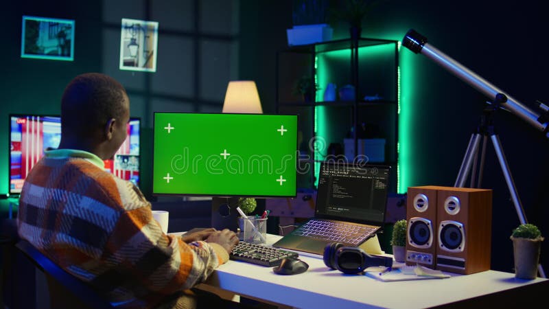 Programme d'optimisation du technicien serveur et à côté de l'écran vert banque de vidéos