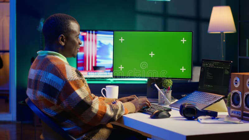 Programme d'optimisation du technicien serveur et à côté de l'écran vert banque de vidéos