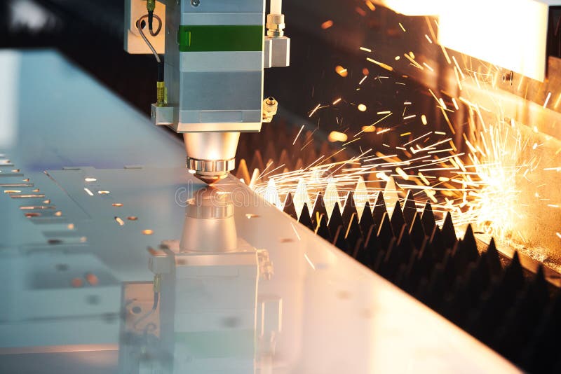 Programmeerbare lasersnijder Metaal die met vonken bij CNC lasergravure de aanpassing machinaal bewerken royalty-vrije stock foto's Programmeerbare lasersnijder Metaal die met vonken bij CNC lasergravure de aanpassing machinaal bewerken royalty-vrije stock foto's