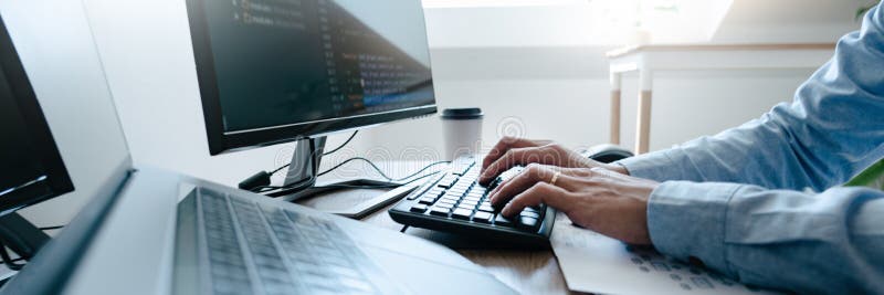 Programátor pracovní na počítač v to kancelář psaní kódování v a kontrola kód na počítač obrazovka.